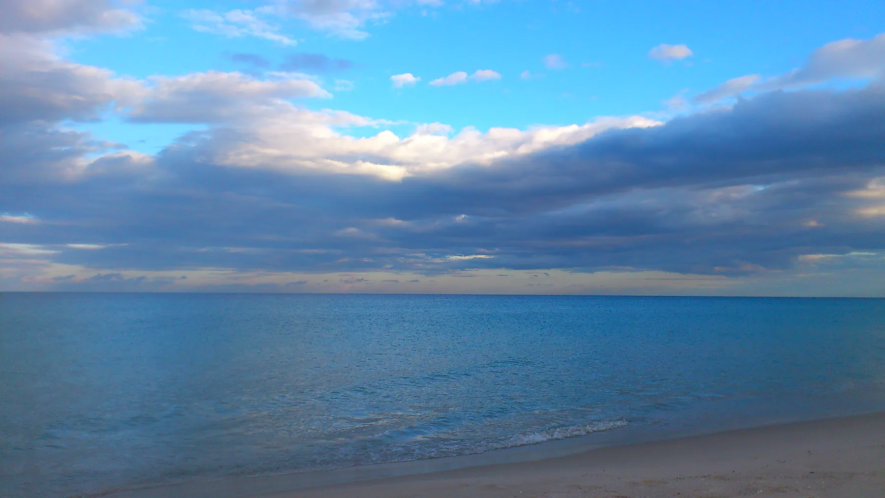 La plage de sable de Chott Meriem sous un ciel nuageux
